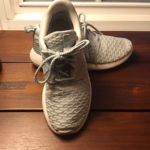 Nike women’s sneakers sz 6